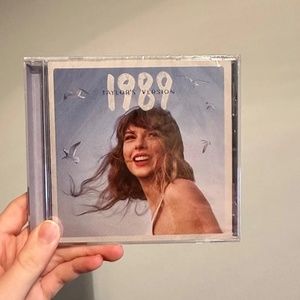 Taylor Swift 1989 taylors version cd with polaroids